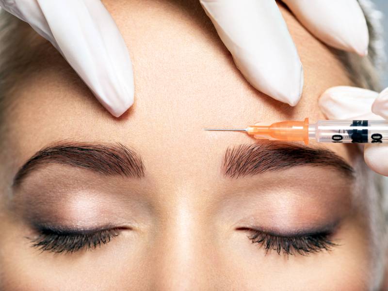 woman,getting,cosmetic,injection,of,botox,near,eyes,,closup.,woman